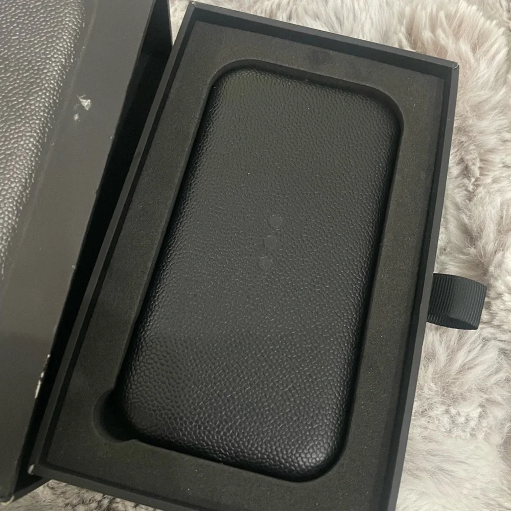 Courant Carry Wireless Charging Power Bank Black. 10W Output/5w Input Wireless